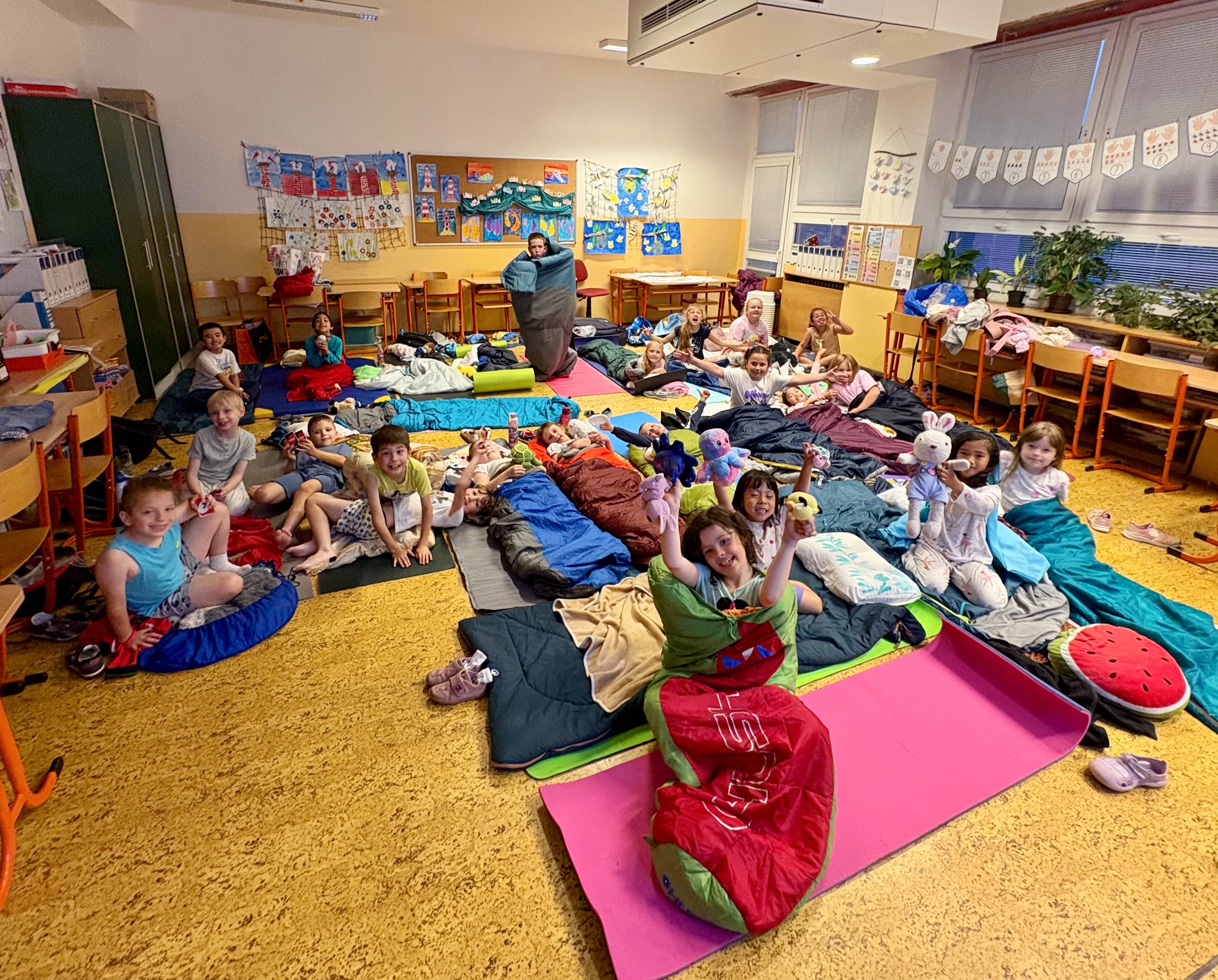 Tygříci a Motýlci na školním dobrodružství: Noční přespávačka plná odvahy!