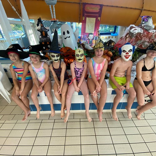 Plavecká lekce v halloweenském stylu